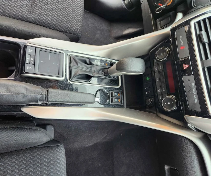 2020 Mitsubishi Eclipse Cross - Image 9 of 14