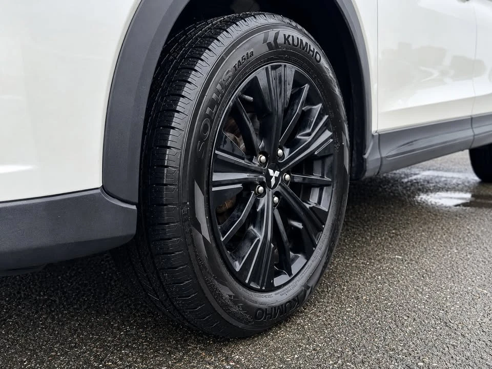 2020 Mitsubishi Eclipse Cross - Image 9 of 17