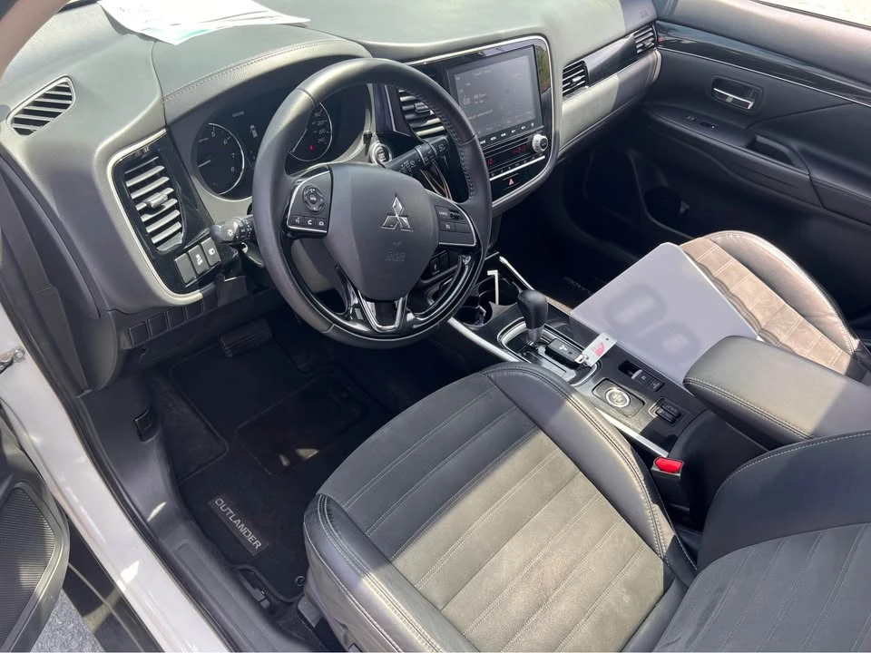2020 Mitsubishi Outlander - Image 10 of 15