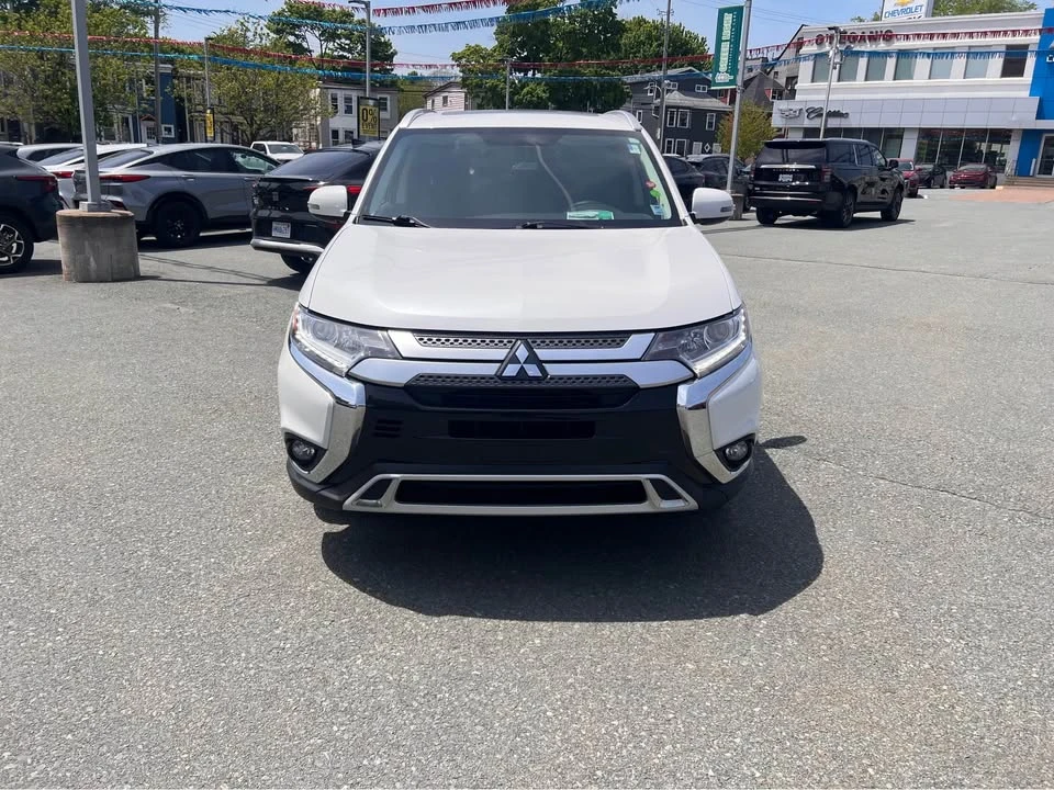 2020 Mitsubishi Outlander - Image 2 of 15
