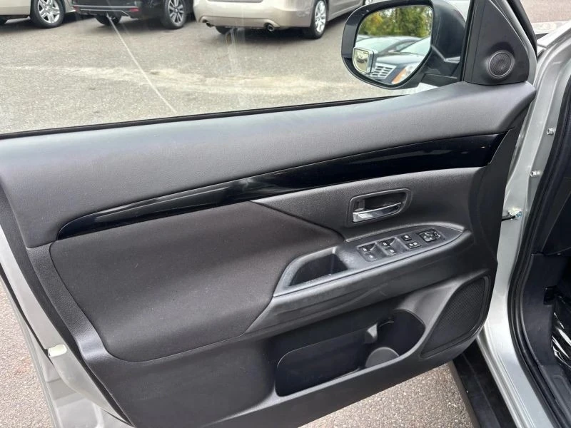 2020 Mitsubishi Outlander - Image 11 of 12