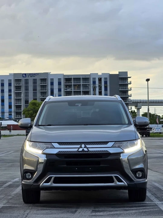 2020 Mitsubishi Outlander - Image 2 of 20