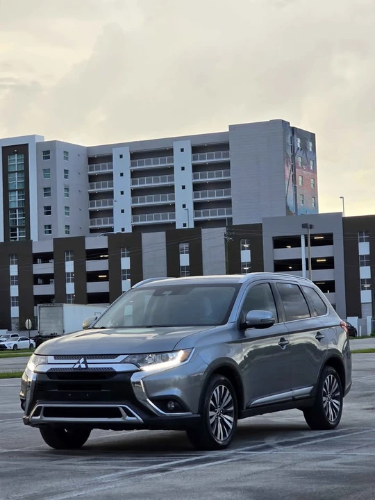2020 Mitsubishi Outlander - Image 3 of 20