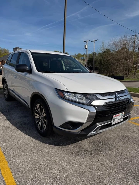 2020 Mitsubishi Outlander - Image 2 of 10