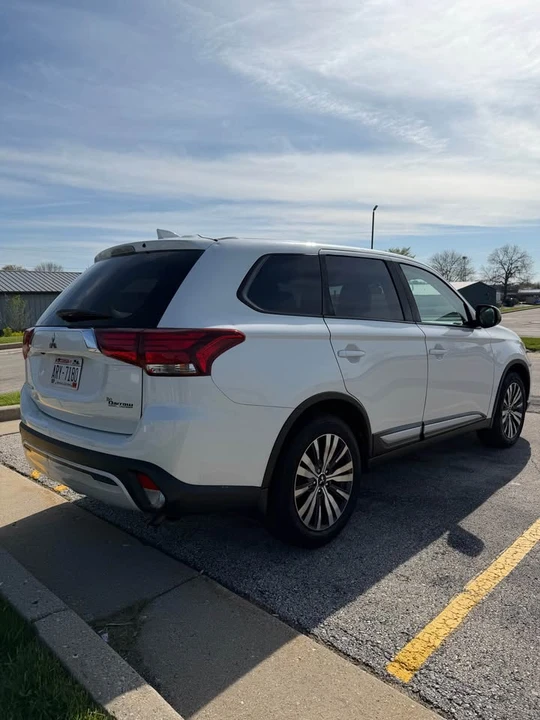 2020 Mitsubishi Outlander - Image 3 of 10