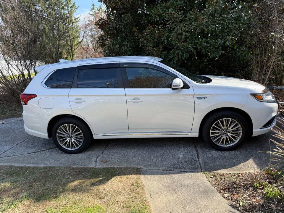 2020 Mitsubishi Outlander - Image 3 of 10