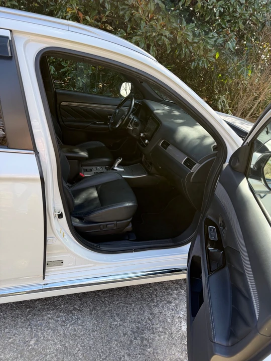 2020 Mitsubishi Outlander - Image 6 of 10