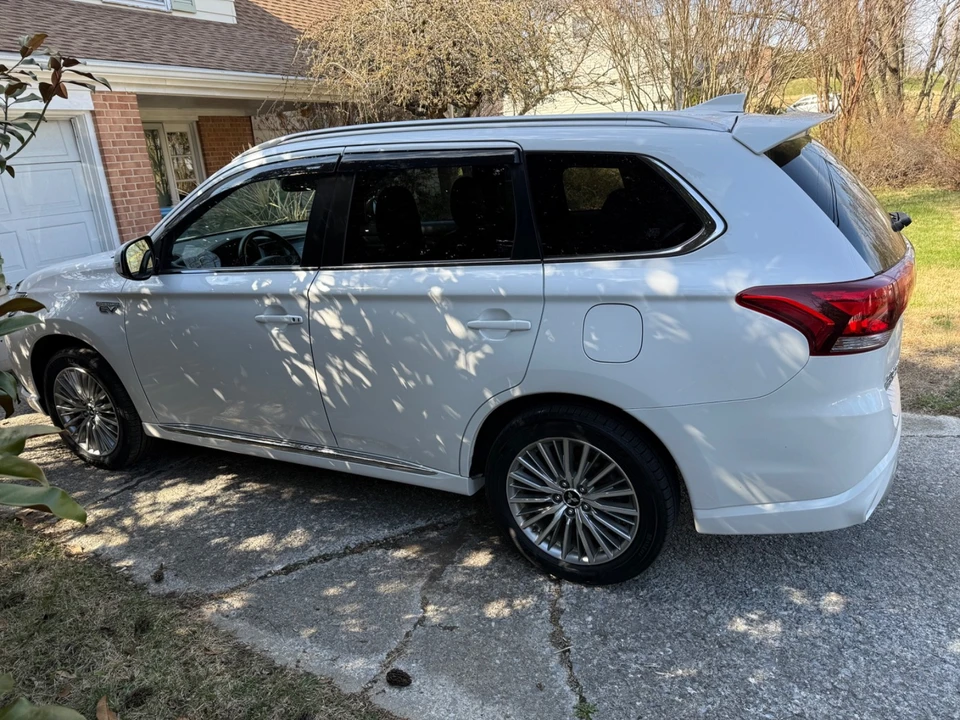 2020 Mitsubishi Outlander - Image 2 of 10