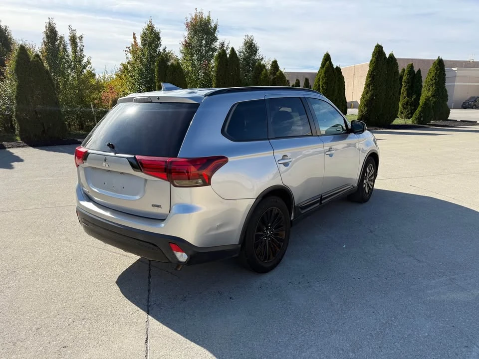2020 Mitsubishi Outlander - Image 8 of 13