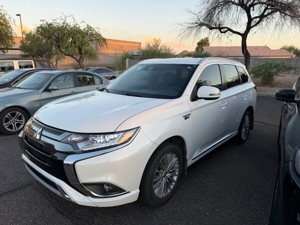 2020 Mitsubishi Outlander - Image 2 of 8