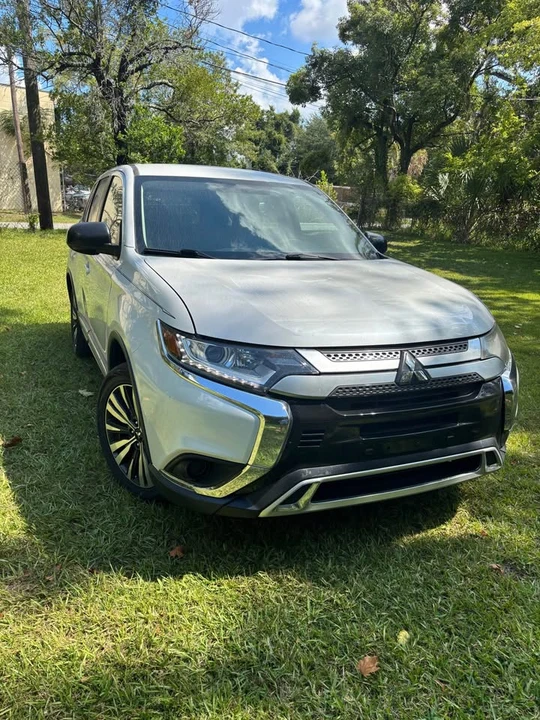 2020 Mitsubishi Outlander - Image 2 of 7