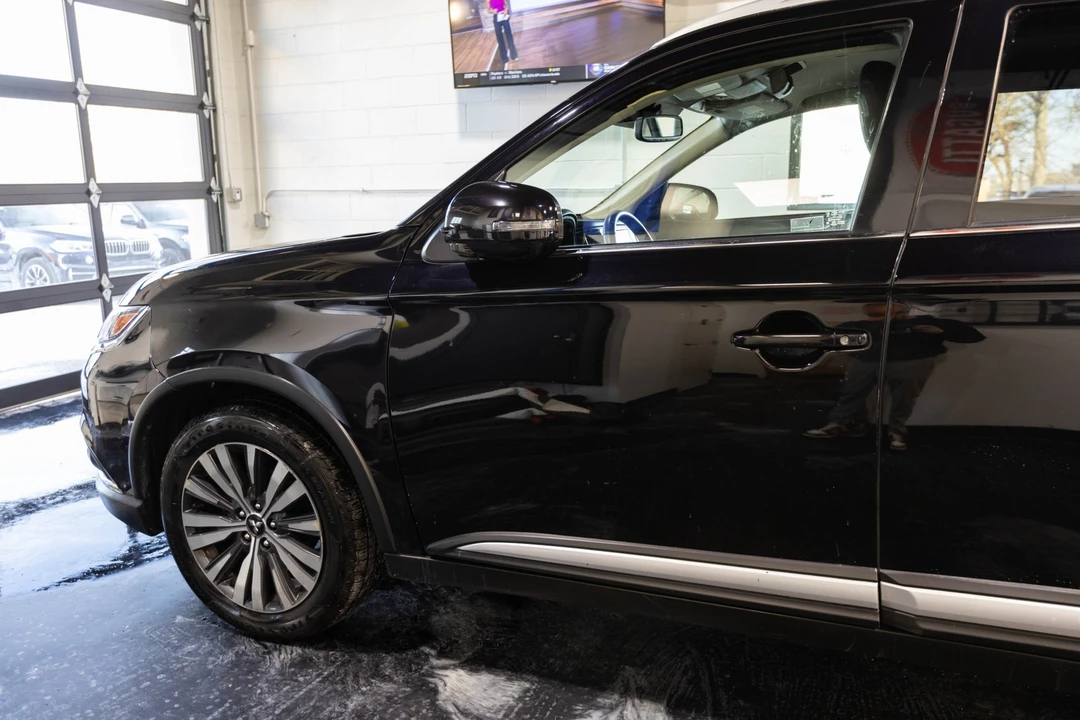 2020 Mitsubishi Outlander - Image 2 of 21