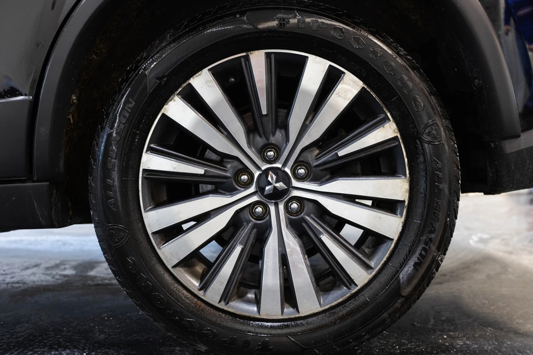 2020 Mitsubishi Outlander - Image 8 of 21