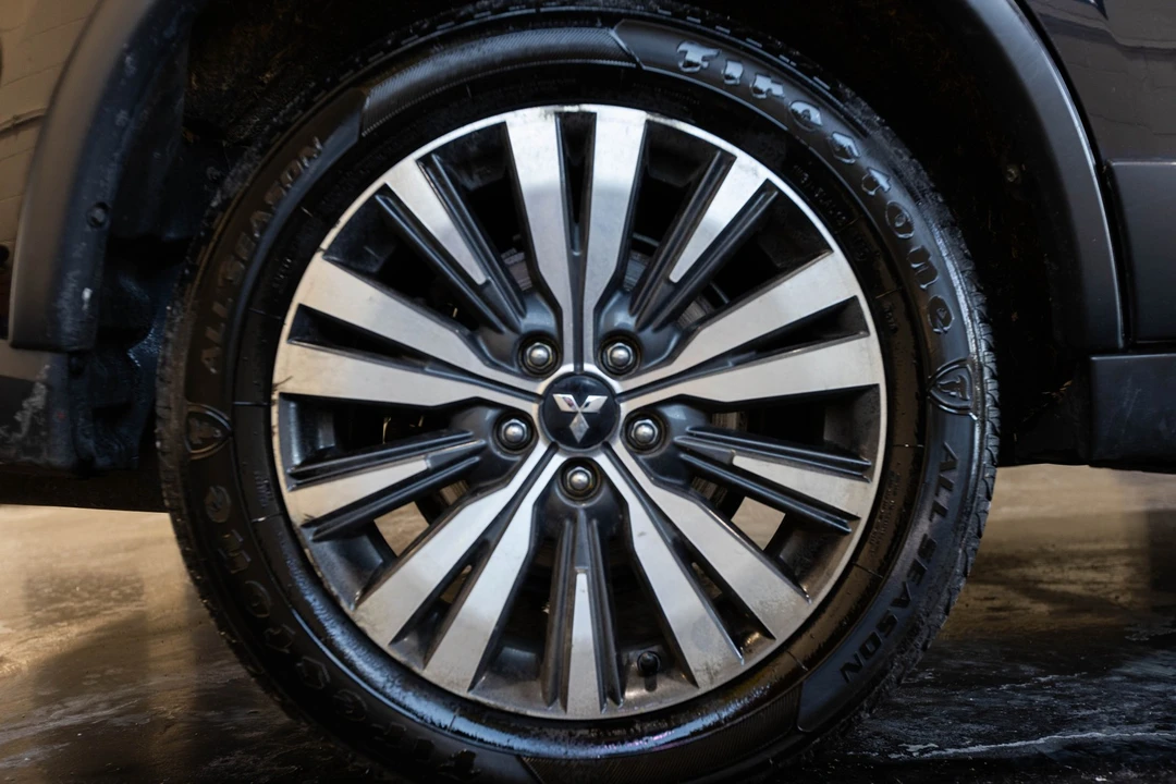 2020 Mitsubishi Outlander - Image 13 of 21