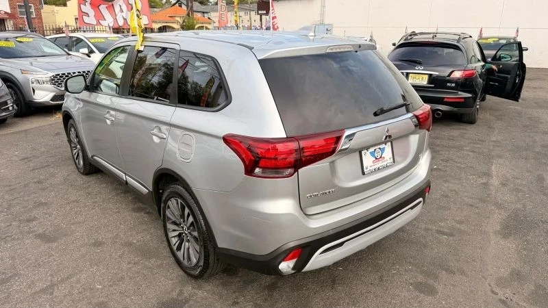 2020 Mitsubishi Outlander - Image 5 of 12