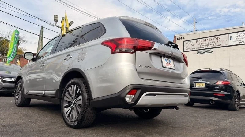 2020 Mitsubishi Outlander - Image 8 of 12