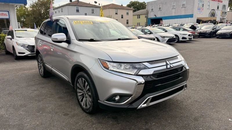 2020 Mitsubishi Outlander - Image 2 of 12