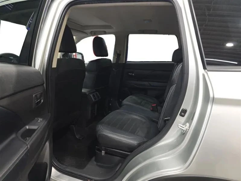 2020 Mitsubishi Outlander - Image 10 of 12