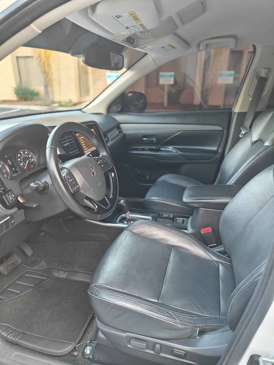 2020 Mitsubishi Outlander - Image 9 of 19