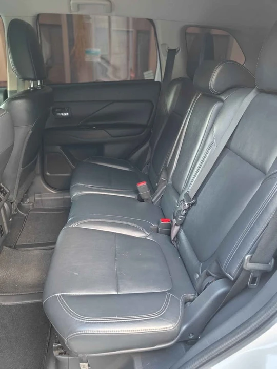 2020 Mitsubishi Outlander - Image 13 of 19