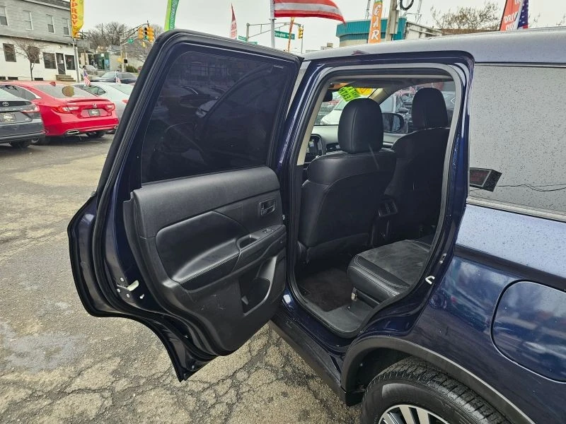 2020 Mitsubishi Outlander - Image 10 of 12