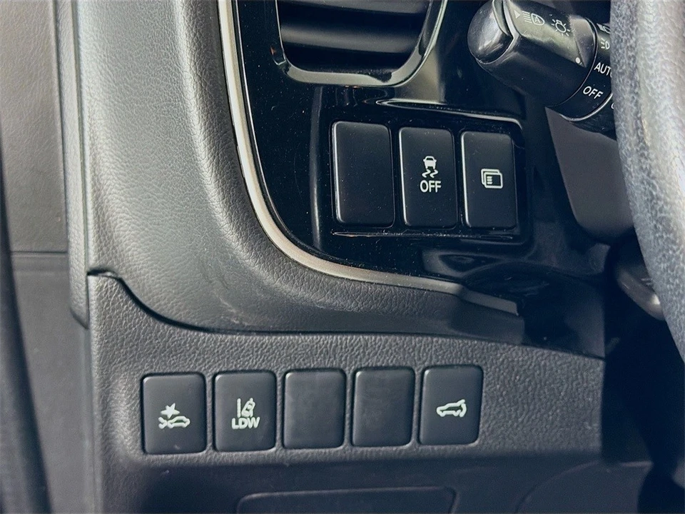 2020 Mitsubishi Outlander - Image 11 of 12