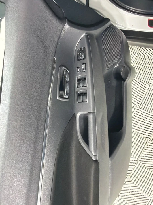 2020 Mitsubishi Outlander - Image 10 of 21