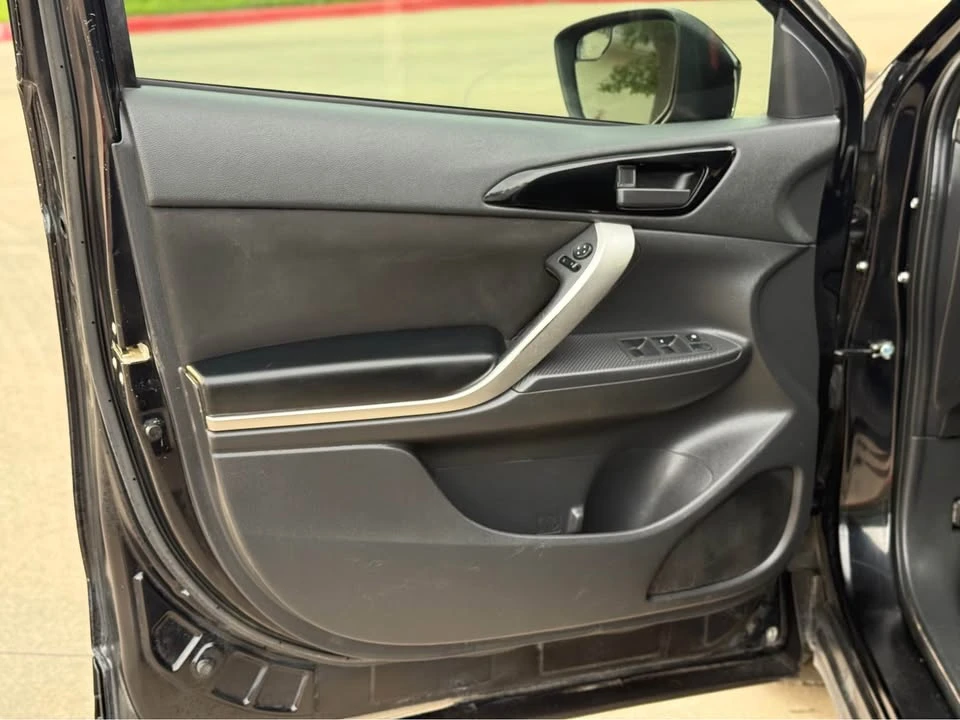 2020 Mitsubishi Eclipse Cross - Image 9 of 17