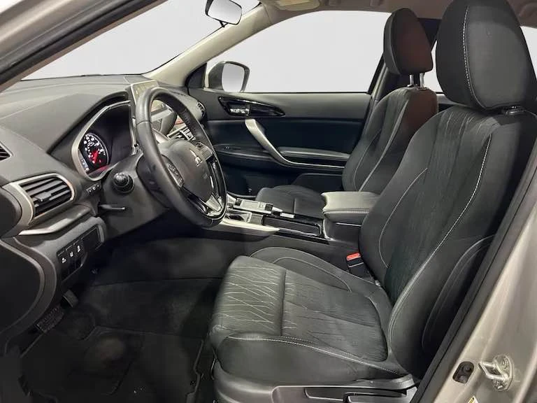 2020 Mitsubishi Eclipse Cross - Image 9 of 17