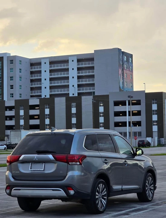 2020 Mitsubishi Outlander - Image 16 of 20