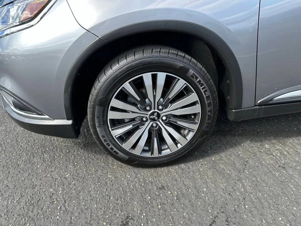 2020 Mitsubishi Outlander - Image 2 of 18