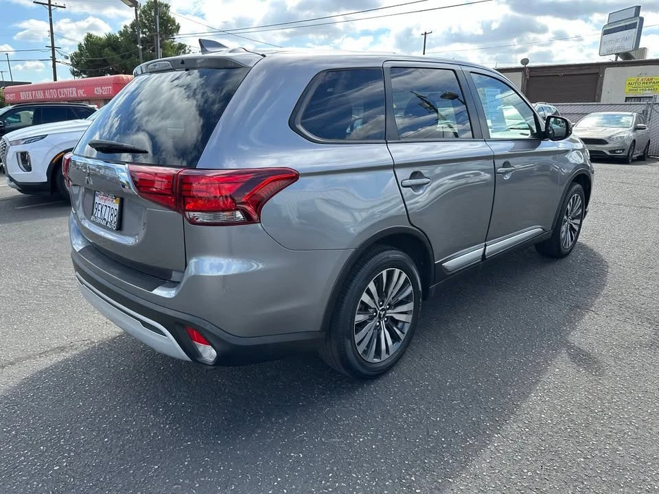 2020 Mitsubishi Outlander - Image 9 of 18