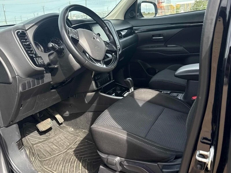 2020 Mitsubishi Outlander - Image 10 of 16