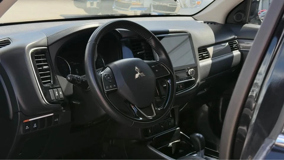 2020 Mitsubishi Outlander - Image 4 of 12