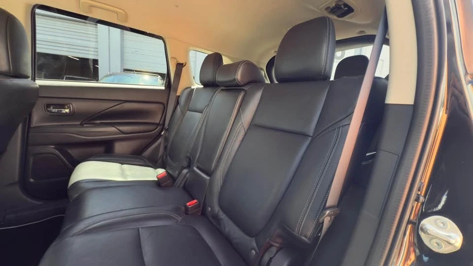 2020 Mitsubishi Outlander - Image 11 of 12