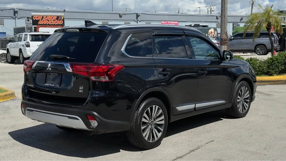 2020 Mitsubishi Outlander - Image 2 of 12