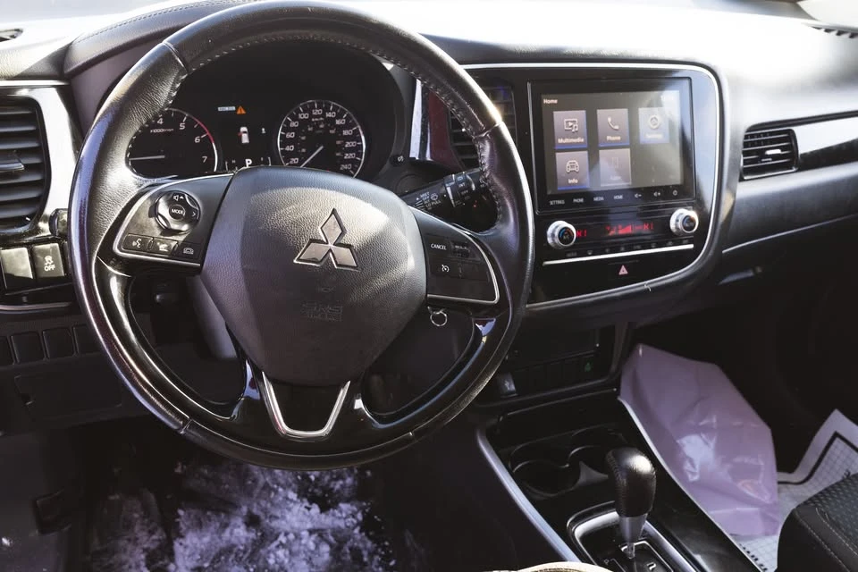 2020 Mitsubishi Outlander - Image 8 of 16
