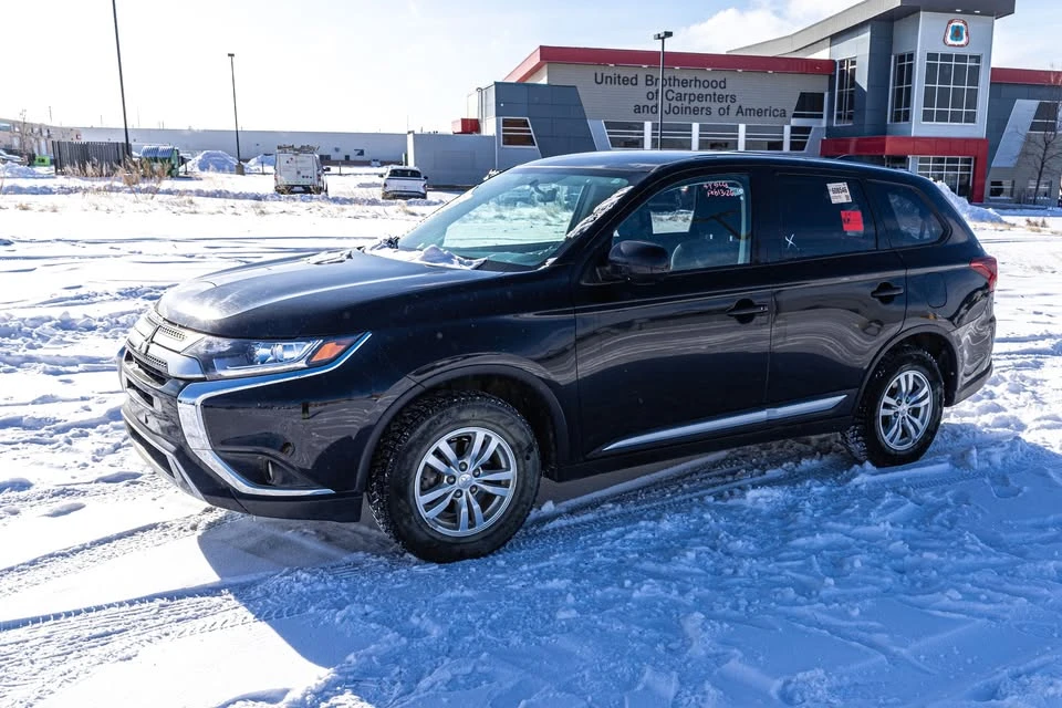 2020 Mitsubishi Outlander - Image 3 of 16
