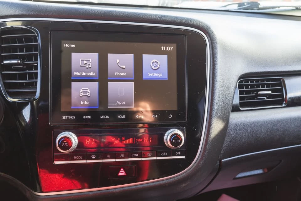 2020 Mitsubishi Outlander - Image 9 of 16