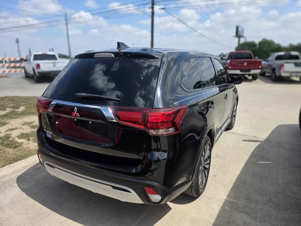 2020 Mitsubishi Outlander - Image 2 of 7