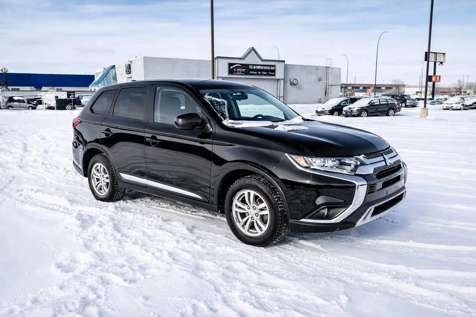2020 Mitsubishi Outlander - Image 2 of 16