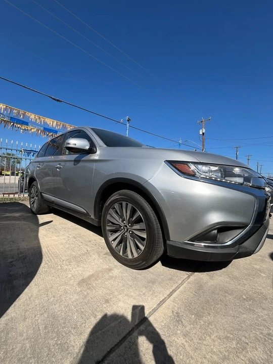2020 Mitsubishi Outlander - Image 2 of 11