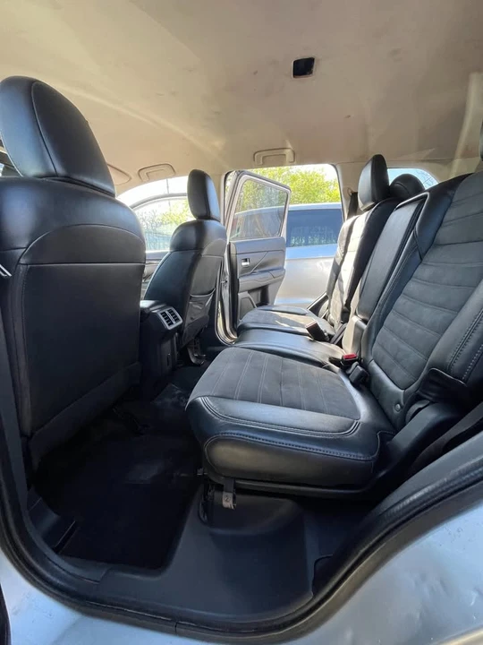 2020 Mitsubishi Outlander - Image 9 of 11