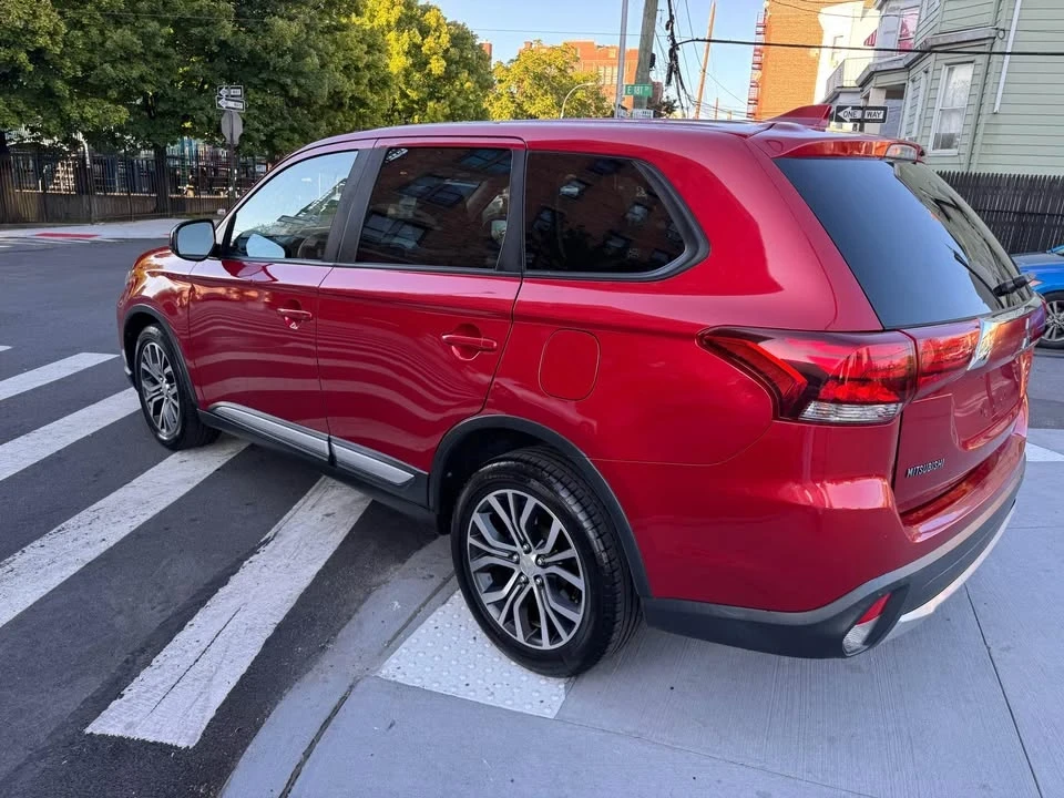 2020 Mitsubishi Outlander - Image 5 of 11