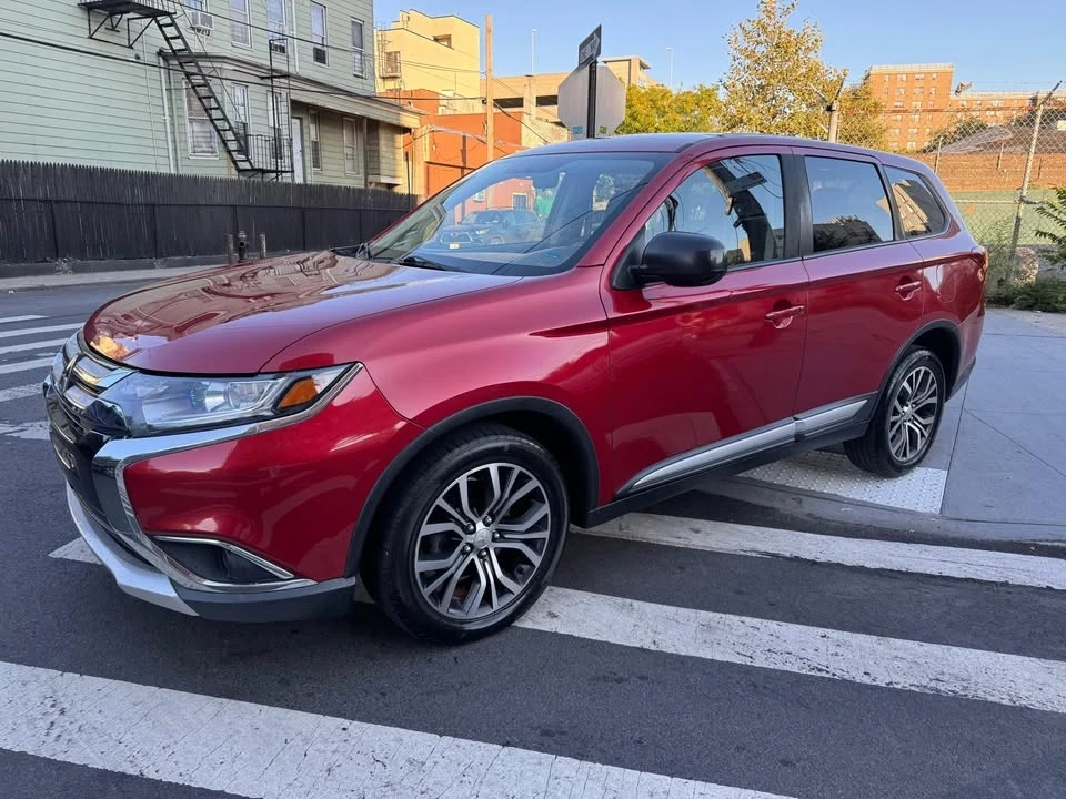 2020 Mitsubishi Outlander - Image 2 of 11