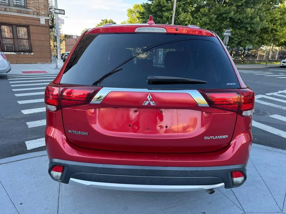 2020 Mitsubishi Outlander - Image 4 of 11