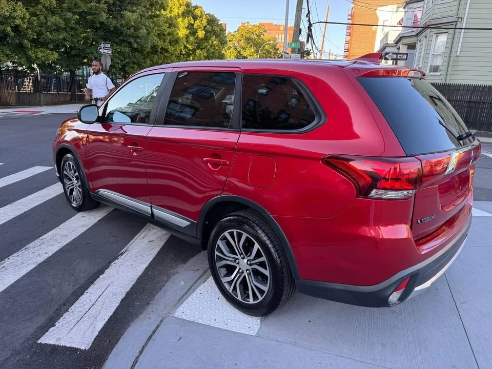 2020 Mitsubishi Outlander - Image 6 of 11