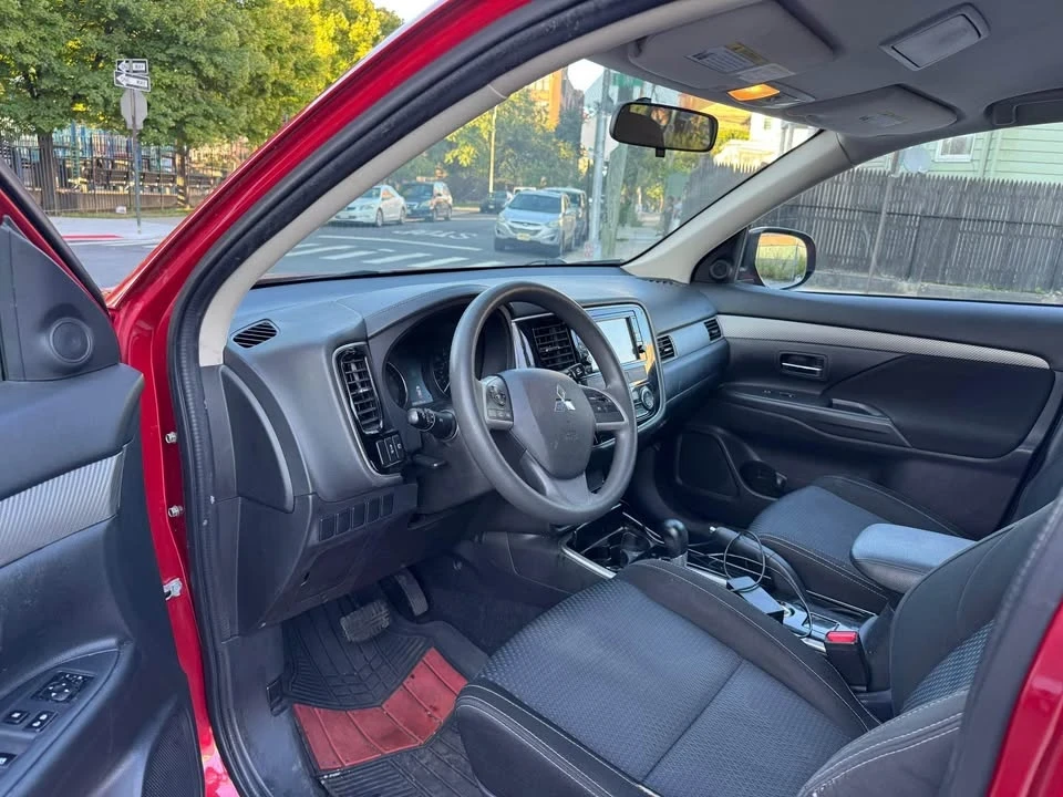 2020 Mitsubishi Outlander - Image 10 of 11