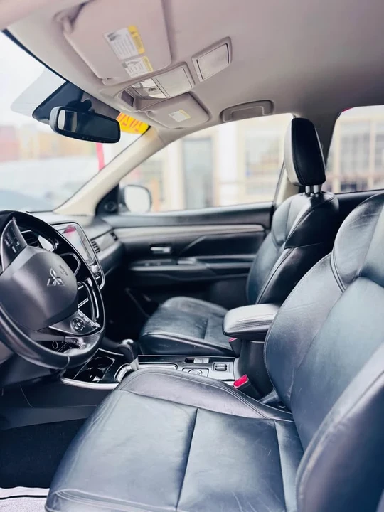 2020 Mitsubishi Outlander - Image 5 of 12