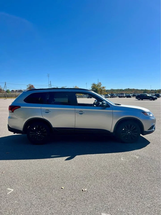 2020 Mitsubishi Outlander - Image 5 of 13